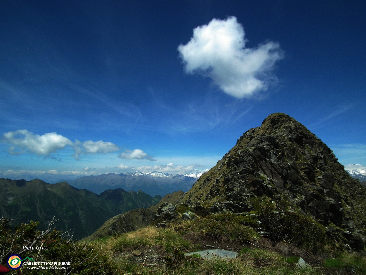 73 Pizzo Scala, cima panoramica  verso Alpi ed Orobie....JPG